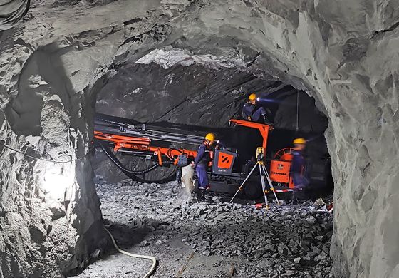 2×2 - 3.5×3.5m Section Rigid Jumbo Rock Drill 32.6kw Hydraulic Rock Drilling Rig