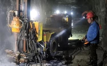 Mining DTH Drilling Machine 76 - 203mm Drilling Diameter With 11-11Kw Motor Power
