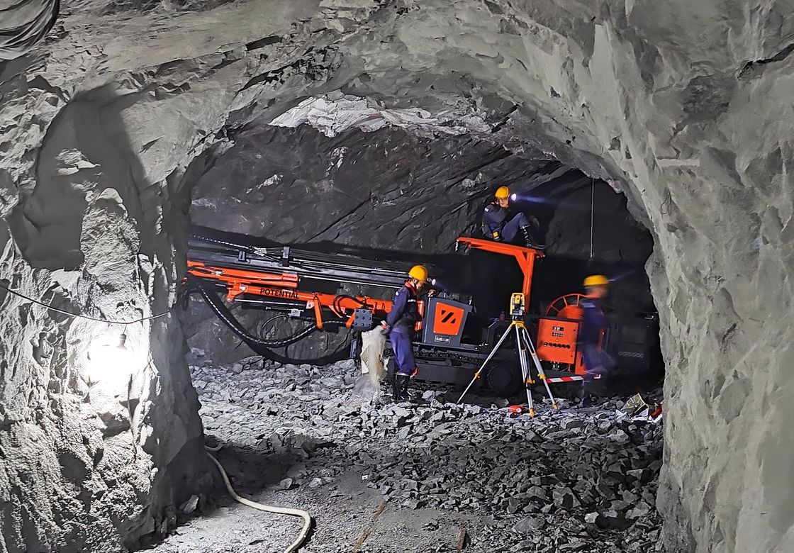 2×2 - 3.5×3.5m Section Rigid Jumbo Rock Drill 32.6kw Hydraulic Rock Drilling Rig